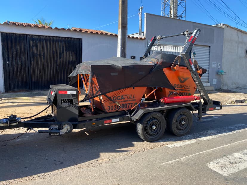 Mini caçamba Locafull em corredor de obra com entulho