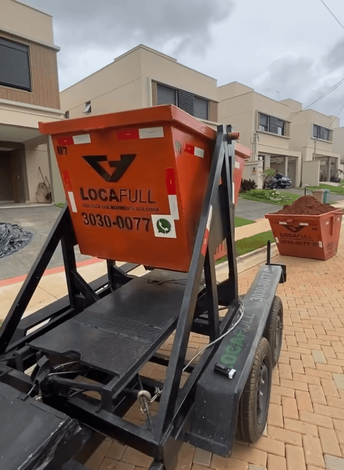 Mini caçamba Locafull laranja em trailer, pronta para entrega